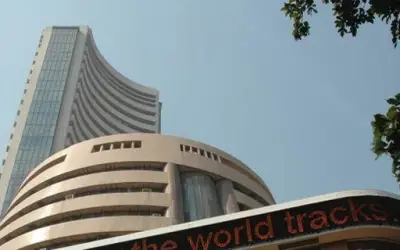 शेयर बाजार में सेंसेक्स 900 अंक उछलकर 33000 के पार