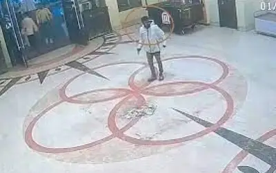 बीयर पीने से मना करने पर ढाबा के कैशियर को गोली मारी