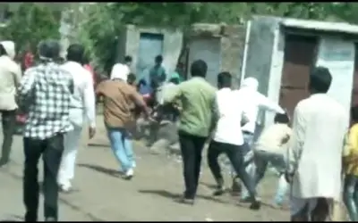 कोरोना का टीका लगानेवाली टीम पर हमला, टीका से दहशत