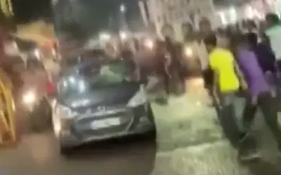 विसर्जन की भीड़ को सिरफिरे ने कार से रौंदा
