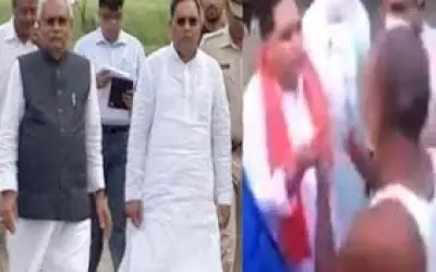 वोट मांगने नेता जी को जनता ने वापस भगाया