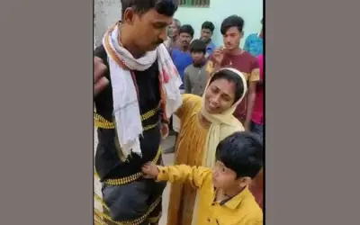 बिजली के खंभे में बांधकर पंचायत प्रतिनिधि की पिटाई 