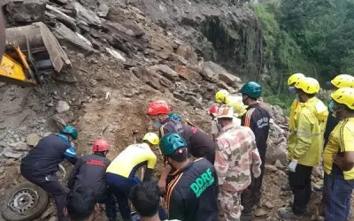 भूस्खलन में कार दबने से केदारनाथ मार्ग पर पांच श्रद्धालुओं की मौत