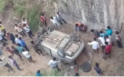 बारातियों की कार पलटने से पांच की मौत, दो घायल