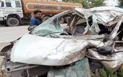 ट्रक और कार की टक्कर में आठ की मौत