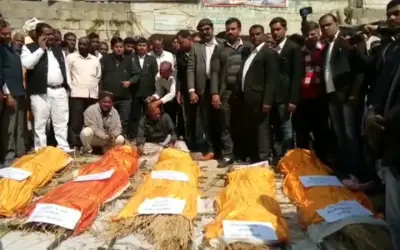 वकीलों ने सांसद, विधायक और अधिकारियों की निकाली शवयात्रा, बांटी मिठाई