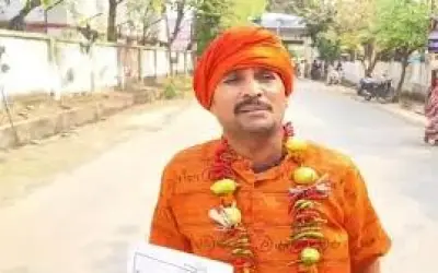 छत्तीसगढ़ में निर्दलीय प्रत्याशी ने नामांकन से पहले पहने भगवा कपड़े और नींबू-मिर्च की हार
