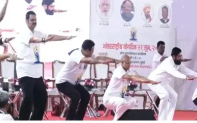 विश्व योग दिवस के मौके पर महाराष्ट्र के मुख्यमंत्री और उपमुख्यमंत्री ने किया योग