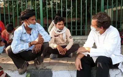 राहुल गांधी ने मजदूरों से बातकर गाड़ी बुक कराई, खाना-मास्क दिया