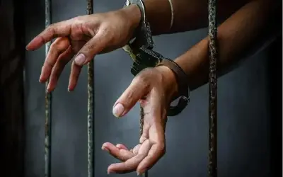पत्नी द्वारा बार - बार मिठाई खाने पर गुस्साए पति ने पत्नी को उतारा मौत के घाट, आरोपी पति गिरफ्तार