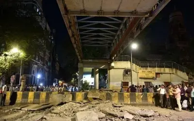 सीएसटी ब्रिज हादसे में दो इंजीनियर निलंबित