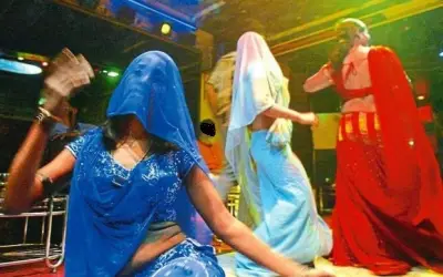 कल्पना बार से 12 बार बालाएं पकड़ी गईं, कस्टमर और कर्मचारी गिरफ़्तार