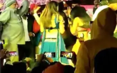 पूर्व विधायक ने किया बारबालाओं के संग डांस