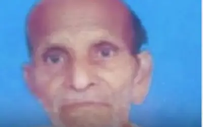 कागजों में दर्ज अपनी मौत के खिलाफ ज़िंदा होने की लड़ाई में बुजुर्ग ने तोड़ा दम
