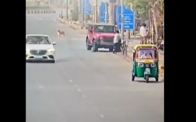 कार ने तीन छात्राओं को टक्कर मारी, एक की मौत
