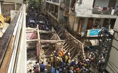 तीन मंजिला इमारत गिरने से दिल्ली में 9 घायल