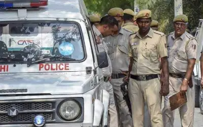 आतंकियों के साथ पुलिस ऑफिसर गिरफ्तार