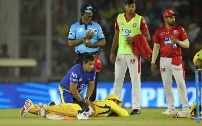 घुटने के चोट से परेशान हैं महेंद्र सिंह धोनी
