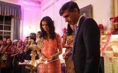 हिंदू समुदाय के सदस्यों के साथ ऋषि सुनक ने मनाई दिवाली