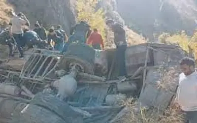 गहरी खाई में बस गिरने से डोडा में 33 की मौत