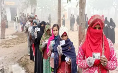 UP Election 2022: कतार लगनी हुई शुरू, ठंड और कोहरे की वजह से भीड़ है कम 