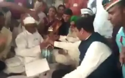 गन्ना का जूस पीकर अन्ना ने तोड़ा अनशन