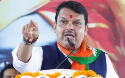 फडणवीस के काफिले पर चप्पल फेंकने के आरोप में शख्स हुआ गिरफ्तार