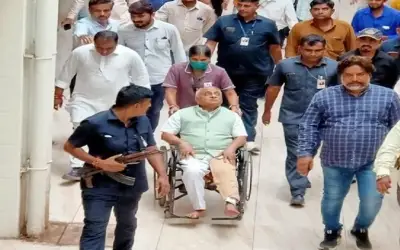 हर घर तिरंगा यात्रा के दौरान आवारा गायों ने  गुजरात के पूर्व उपमुख्यमंत्री नितिन पटेल को किया घायल