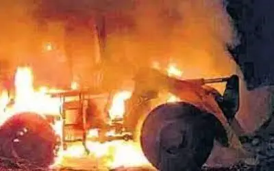 नक्सलियों ने झारखंड के बॉक्साइट माइन्स पर हमला कर आठ गाड़ियां फूंकीं