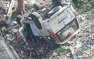 गाड़ी पलटने के बाद भी दूल्हा-दुल्हन और बारातियों की बच गई जान