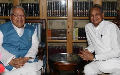 गहलोत ने साधा राज्यपाल पर निशाना