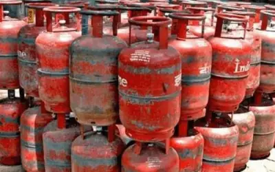लगातार चौथे महीने बढ़े गैस सिलेंडर के दाम