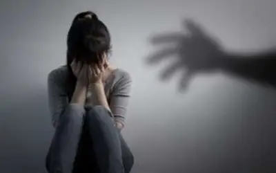 प्रेमी को बंद किया और दो युवकों ने प्रेमिका से गैंगरेप किया
