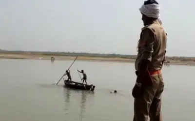 नाव में चढ़ाई गई बारातियों से भरी स्कॉर्पियो गाड़ी गंगा नदी में डूबी, गाड़ी के साथ दो लापता