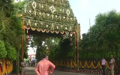18 तरह की सब्जियों और फलों से सजाया गया  गेट
