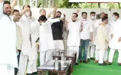 शक्ति प्रदर्शन से गहलोत ने बचाई सरकार