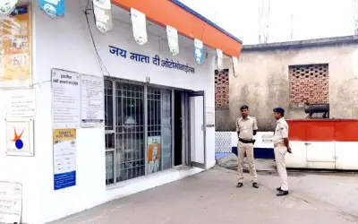 पेट्रोल पंप के स्टाफ को बंधक बनाकर लूटे छह लाख