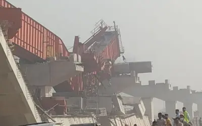 हरियाणा में फ्लाईओवर गिरा, मज़दूरों के दबने की आशंका