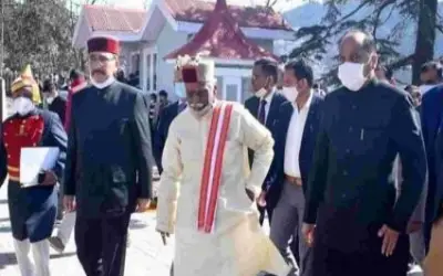 हिमाचल के राज्यपाल से कांग्रेस नेताओं ने की धक्का मुक्की
