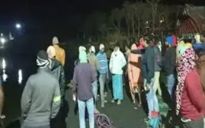 मालवाहक जहाज से आठ ट्रक गंगा में डूबे