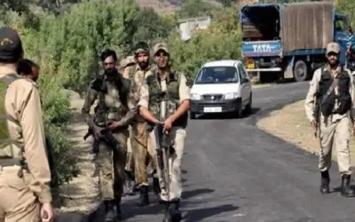 आतंकियों ने मध्य कश्मीर में  पुलिसवालों से लूट लिए हथियार