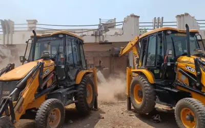 प्रयागराज में चला जावेद पंप के घर पर योगी का बुलडोजर