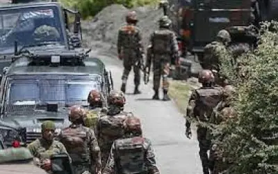 सुरक्षा बलों और आतंकवादियों के बीच दक्षिण कश्मीर में मुठभेड़ जारी