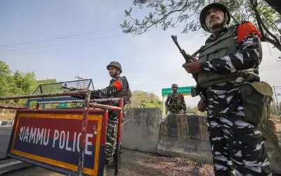 ईद पर अनंतनाग में मस्जिद के बाहर सुरक्षाबलों पर पथराव