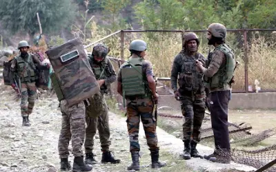 जंगल में छिपे आतंकियों पर ड्रोन और रॉकेट लॉन्चर से बमबारी, बारामूला में एक आतंकी ढेर