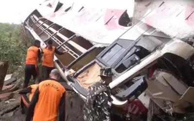 माता वैष्णो देवी जा रही बस खाई में गिरने से दस की दर्दनाक मौत