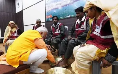 पीएम मोदी ने पखारे स्वच्छताकर्मियों के पांव