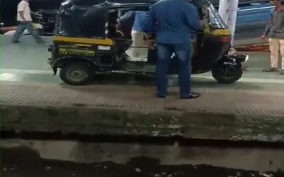 अचंभित रह गए लोग जब रेलवे प्लेटफार्म पर दौड़ने लगी ऑटो रिक्शा