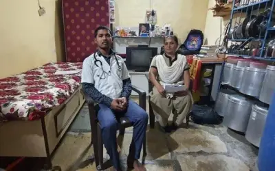 बेटे को डॉक्टर बनाने के लिए सुरक्षा गार्ड मां ने की जी तोड़ मेहनत 