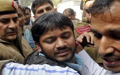 कन्हैया कुमार पर जूते-चप्पल फेंके गए